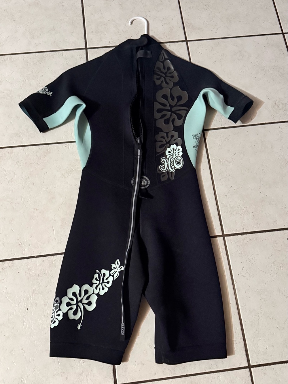 Womens HO Sports black & light blue floral shorty 1/2 half wetsuit size 8